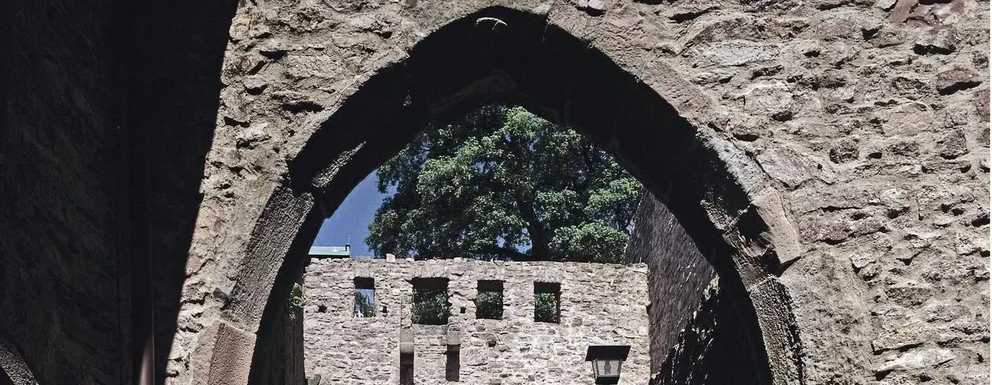 Foto: Landesmedienzentrum Baden-Württemberg, Steffen Hauswirth Altes Schloss Hohenbaden, Torbogen